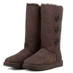 UGG Women's Bailey Button Triplet Chestnut